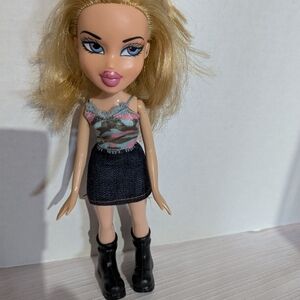 Bratz Cloe Doll 2001 blue eyes blond hair MGA